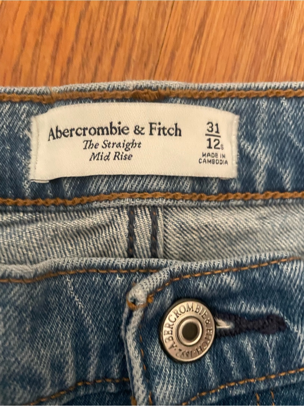 Abercrombie & Fitch Womans’ The Straight Mid Rise Jeans in Light Blue Size 31/12